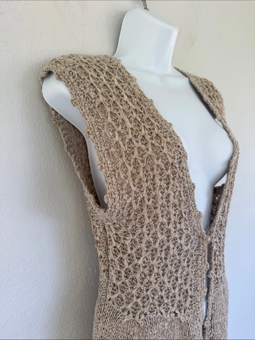 Venue beige crochet knit textured weave sleeveless hook and eye vest size medium